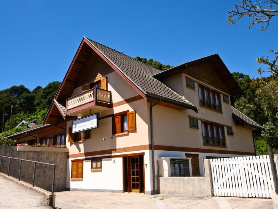 Recém inaugurada, a Pousada Recanto Feliz oferece tranquilidade e conforto em meio à natureza e com uma proximidade de 500 m do centro de Capivari. Local perfeito para descanso junto à família.